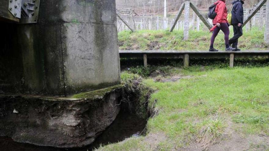 Una de las zapatas del puente de madera de Segade afectado por las escorrentías. // Noé Parga