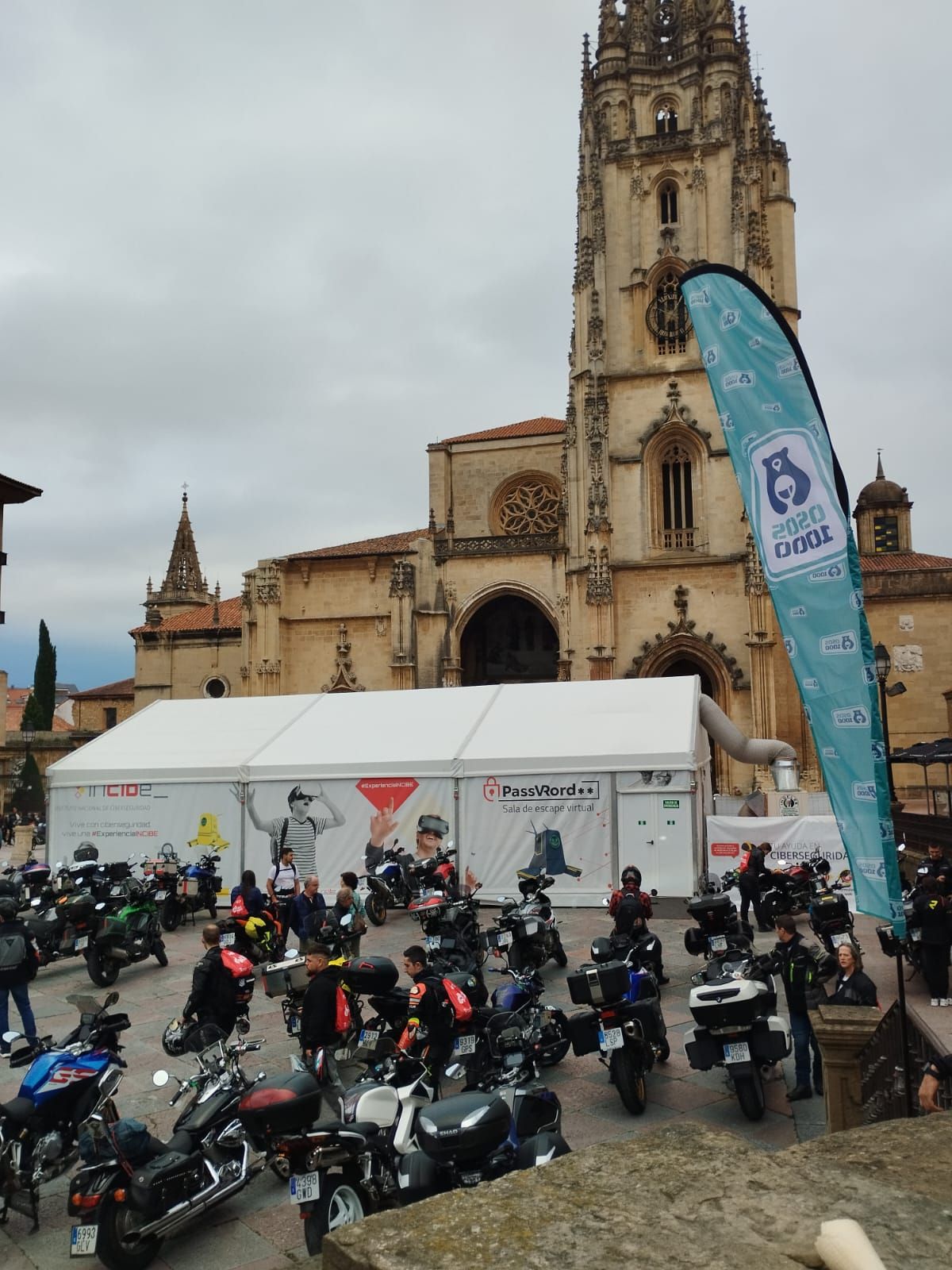 EN IMÁGENES: Así luce la plaza de la Catedral de Oviedo con más de 750 motos de la "Osos 1000"