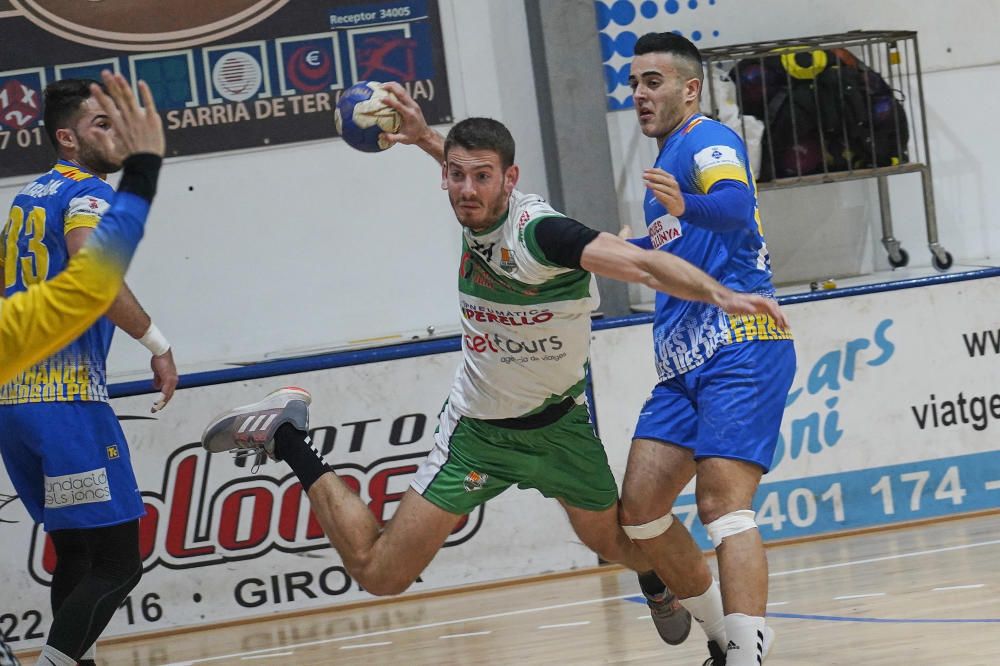 Empat en el derbi gironí d''handbol.