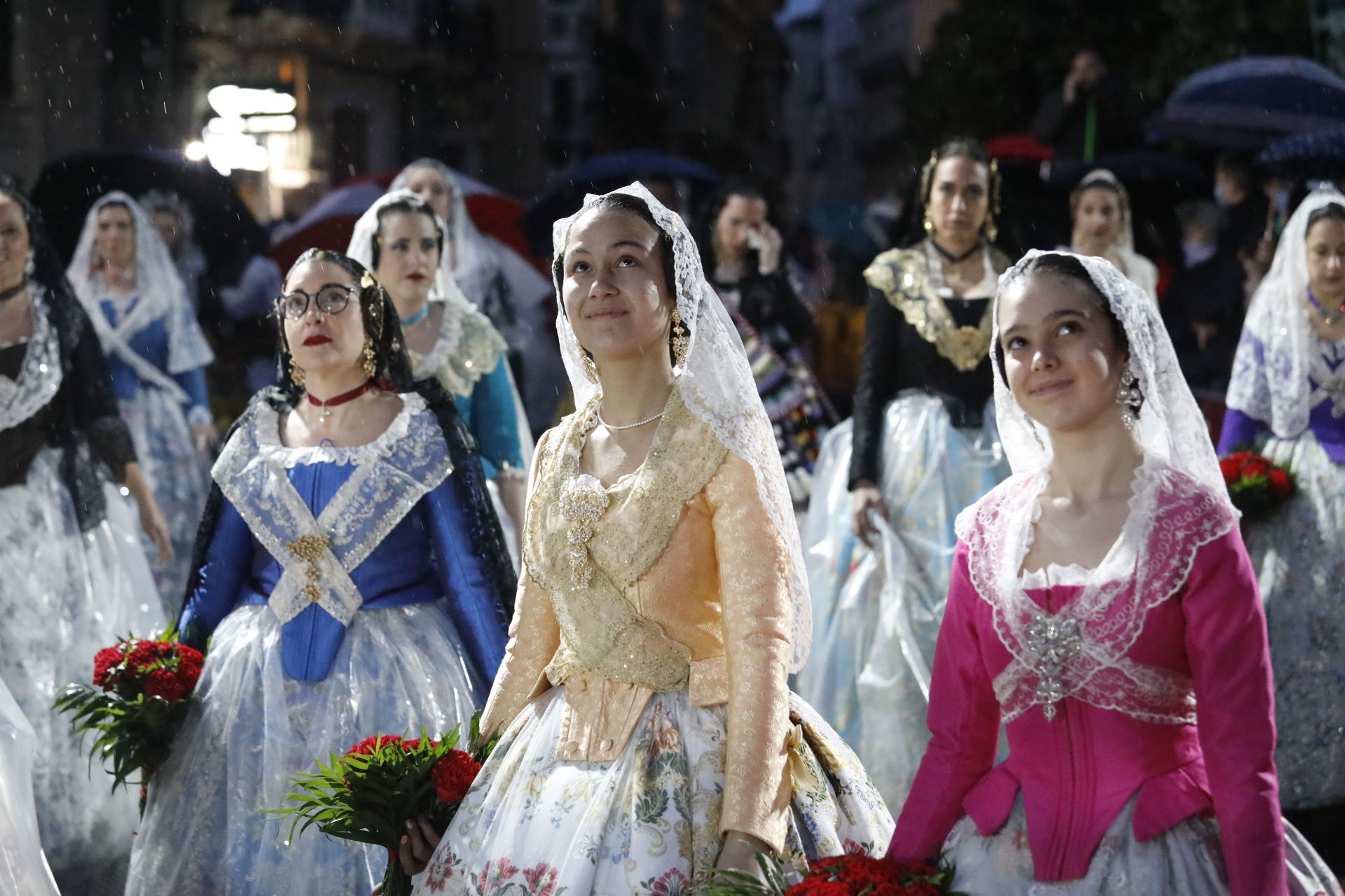 Búscate en el primer día de ofrenda por la calle de la Quart (entre las 19:00 a las 20:00 horas)