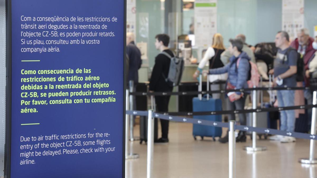 El aeropuerto de Barcelona suspende una hora sus operaciones por el cohete chino sin control