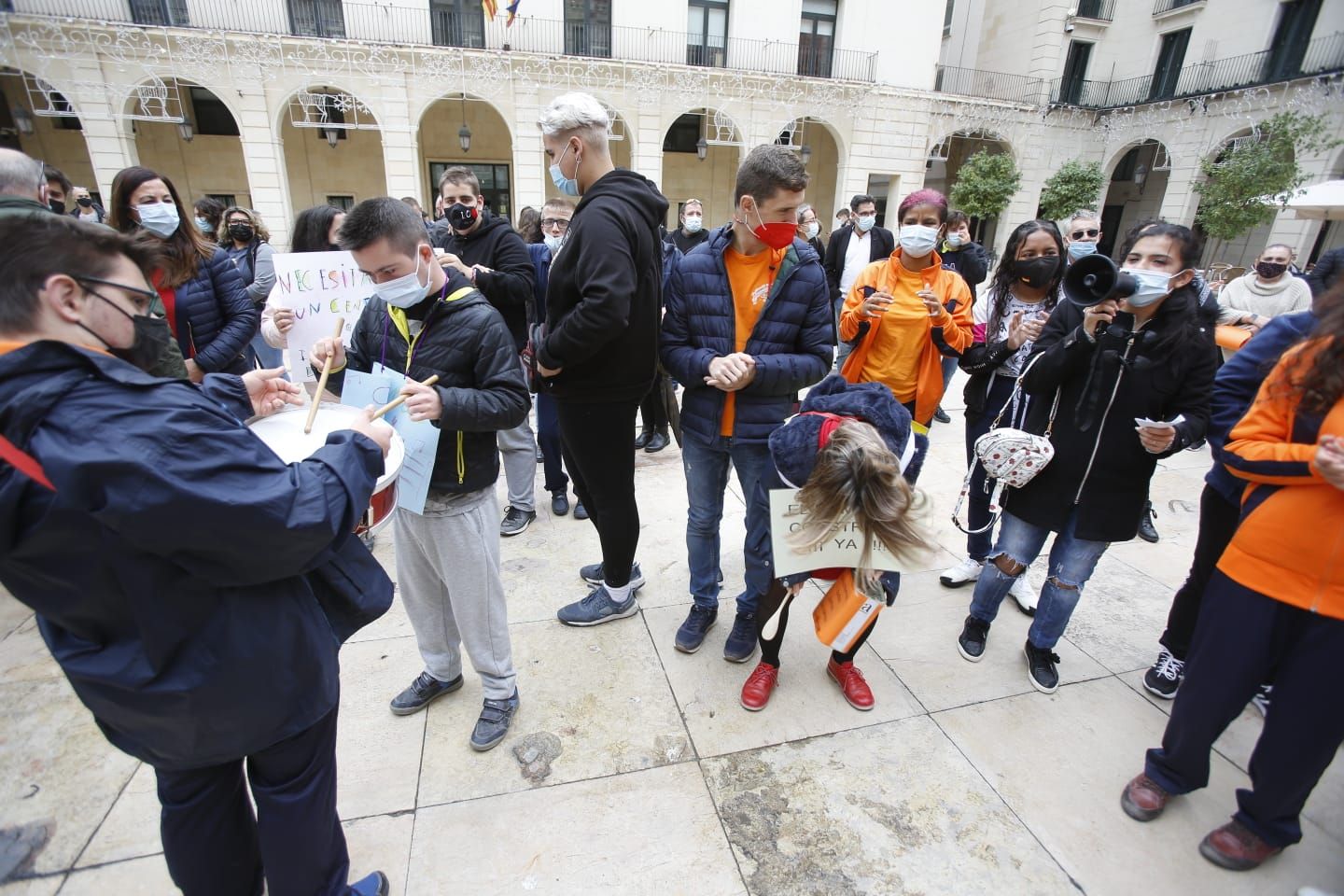 Protesta frente ayuntamiento Alicante retraso obras Edificat