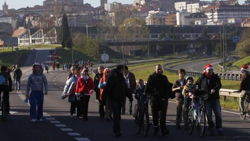 La marcha reivindicativa celebrada ayer en la entrada a la ciudad por la &quot;Y&quot;.