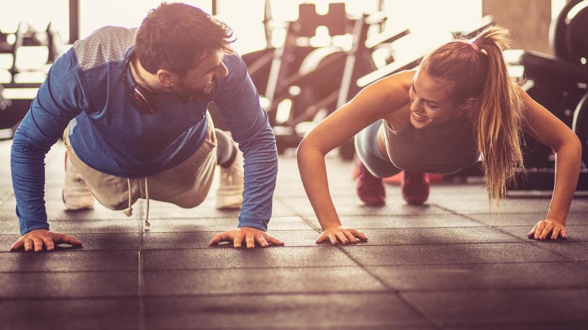 Una pareja realizando flexiones