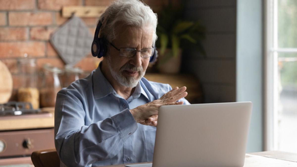 Un profesional de más de 55 años buscando trabajo.