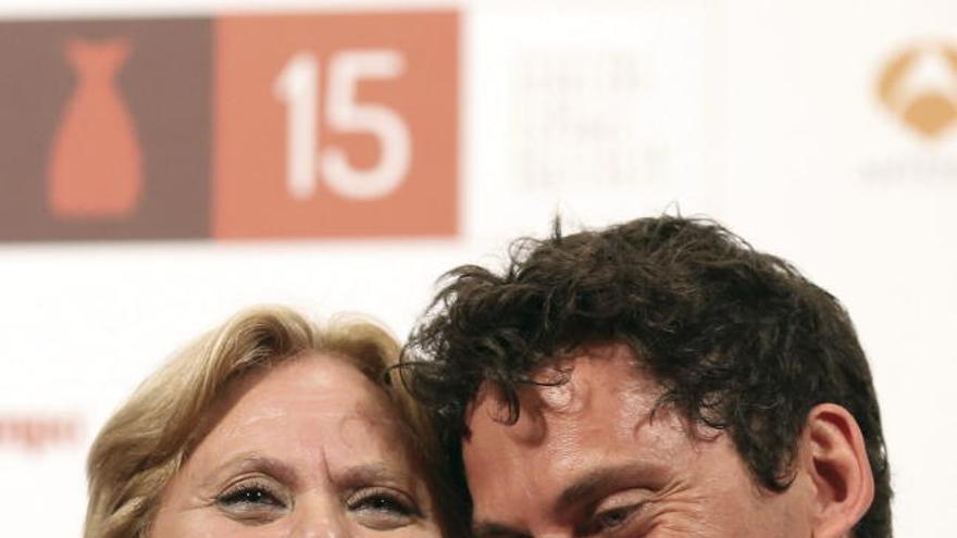 El actor y director Paco León, con su madre, Carmina Barrios, durante la presentación de la película &quot;Carmina o Revienta&quot;, que supone su debut como director, y que se ha proyectado en la sección oficial de largometrajes a concurso del XV Festival de Cine Español de Málaga en el Teatro Cervantes.