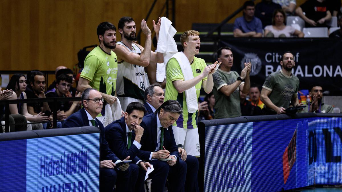 El banquillo del Unicaja ante el Joventut de Badalona en el Olímpic.