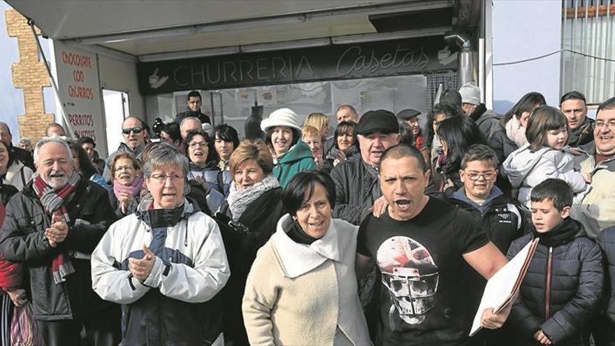 La presión vecinal consigue que la churrería de Casetas siga abierta