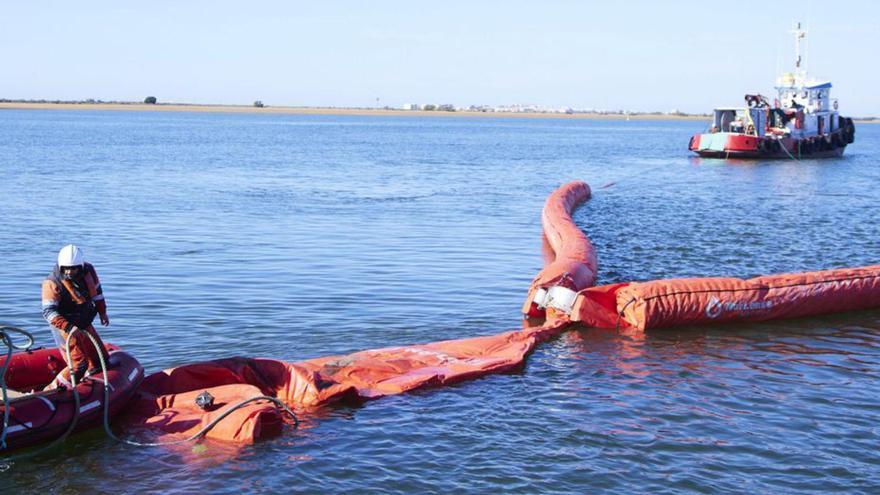 Lucha contra la contaminación marina en Huelva. | EUROPA PRESS