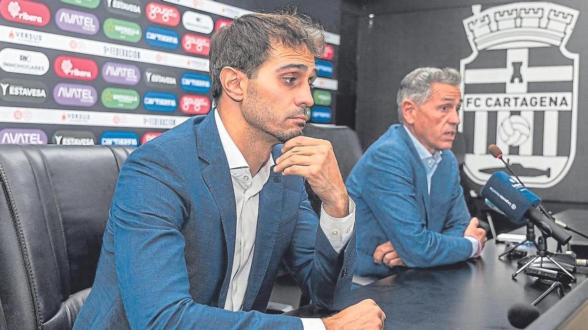 Alejandro Arribas, en la sala de prensa del Cartagonova junto a Víctor Alonso.