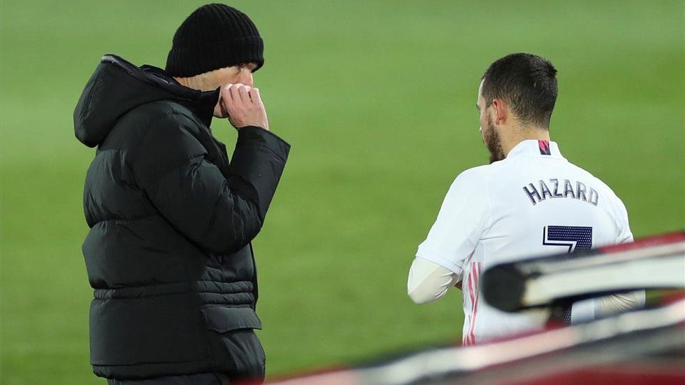Zidane le da indicaciones a Hazard antes de salir al campo