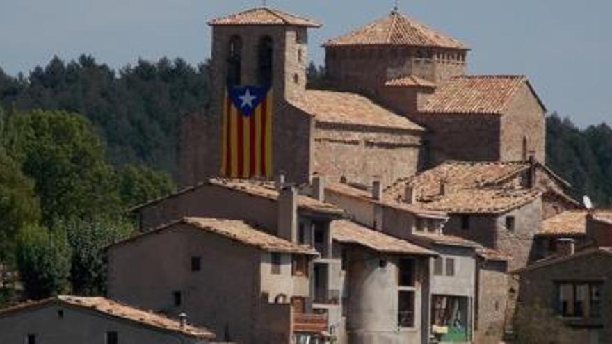 Sant Jaume de Frontanyà lluint una estelada gegant penjada a l&#039;església, aquest setembre