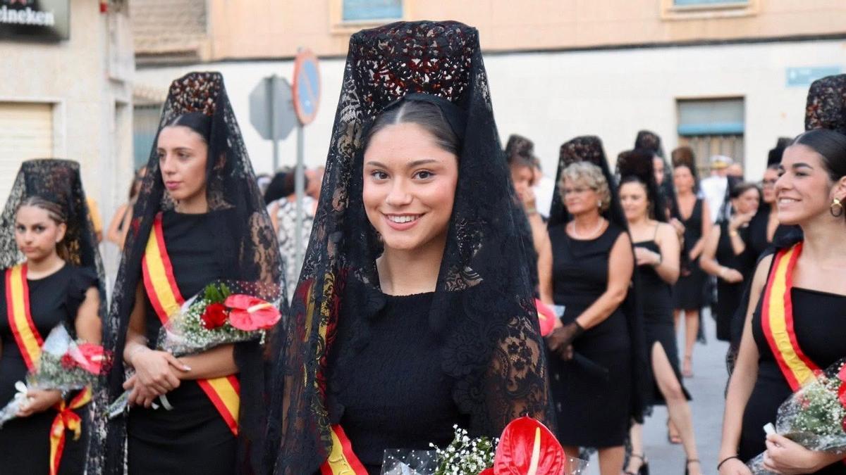 Majas durante la procesión en honor a San Agustín.