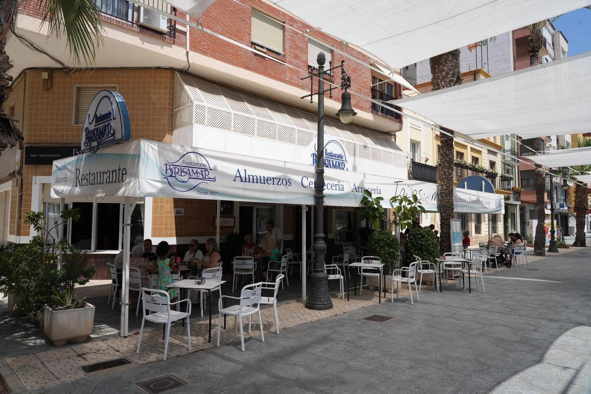 Fachada del restaurante Brisamar, testigo de la historia del Grau durante casi 100 años.