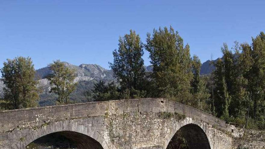 El puente medieval de la localidad lavianesa de Puente d&#039;Arcu.