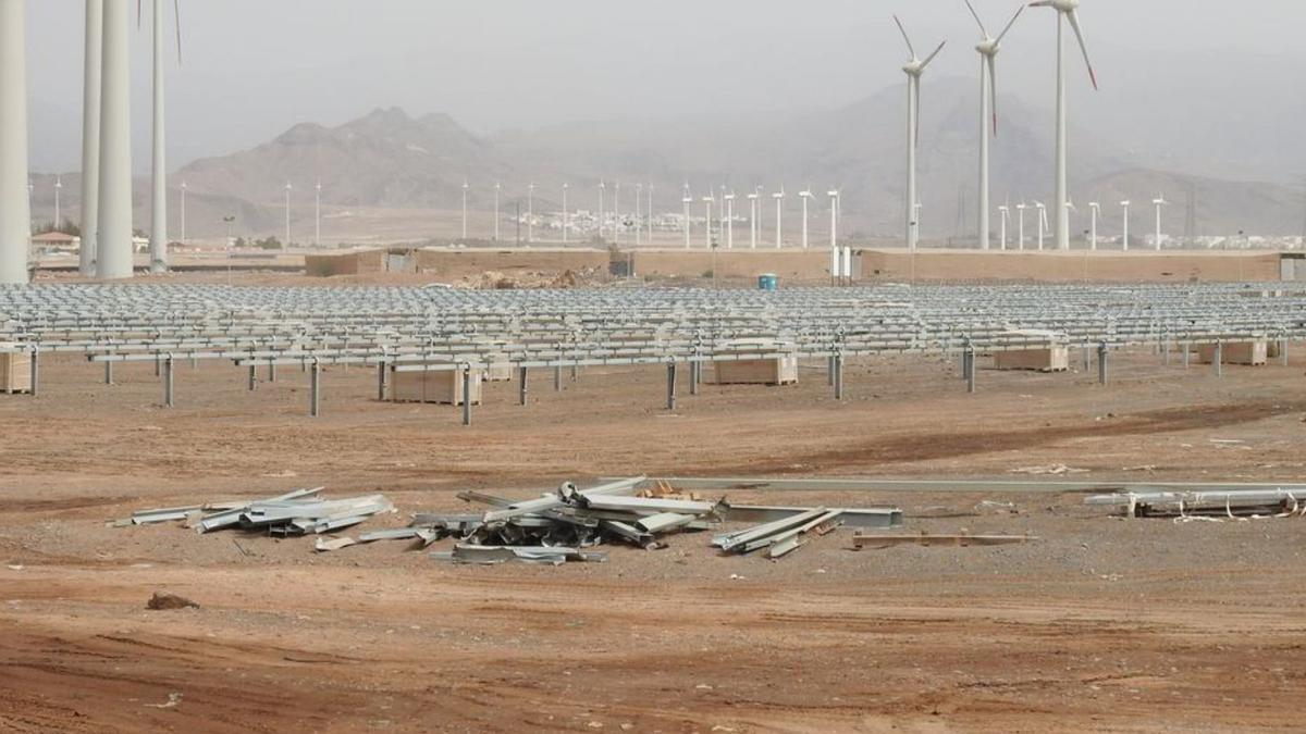 Restos de obra junto a un parque de energía renovable en el Sureste. | | LP/DLP