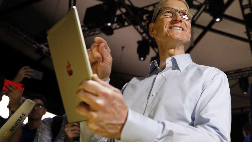 Tim Cook manipula un iPad durante la presentación de ayer. // Reuters