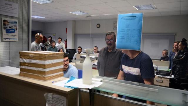 El patrón mayor de Cangas, Javier Costa, al fondo de pie en las votaciones de ayer en la lonja. |   // G.N.