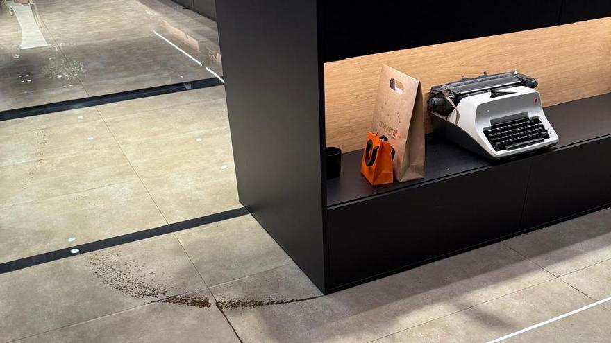 La rotura de una tubería inunda un garaje y varios comercios en la 'milla de oro' de Santiago: "Parecía una riada"