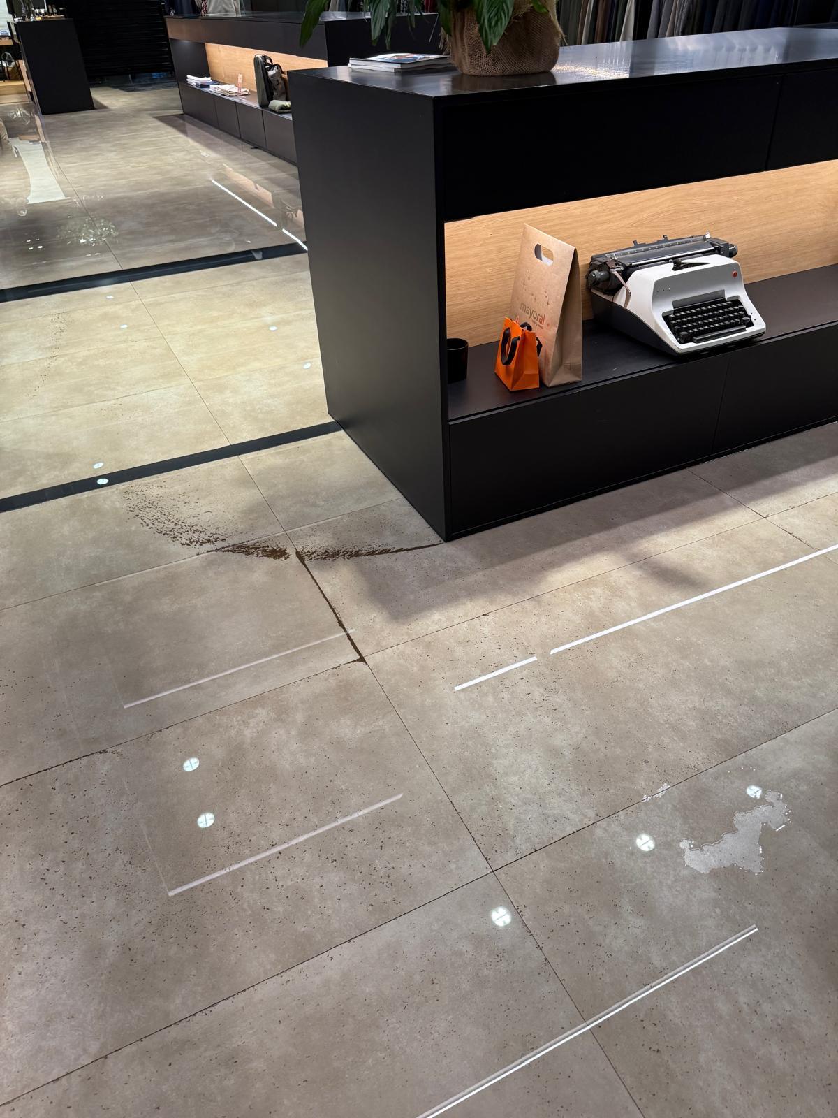 Agua acumulada en el interior de la tienda Sarto, en la rúa Xeneral Pardiñas.