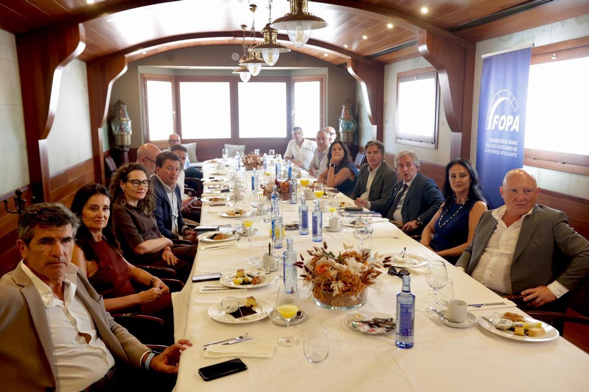 Los constructores, con el responsable autonómico.