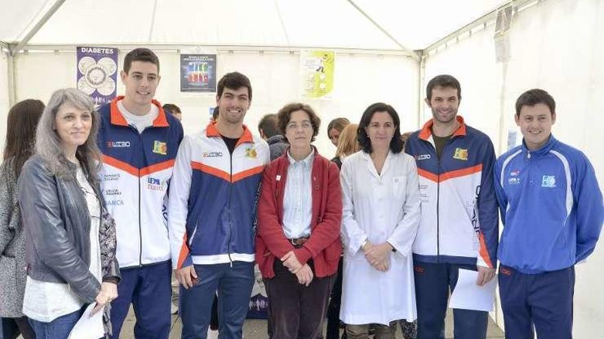 Representantes de Acodi con jugadores del Básquet Coruña.