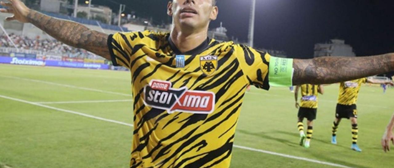 El delantero argentino y ex de la UD Sergio Ezequiel Araujo celebra uno de sus tantos de ayer con el AEK ante el Lamia.  | | LP/DLP