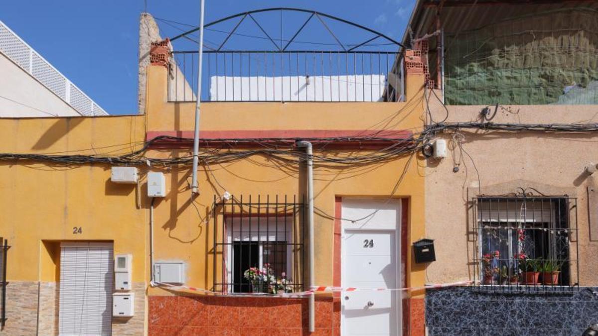 El exterior de la vivienda que se ha derrumbado.