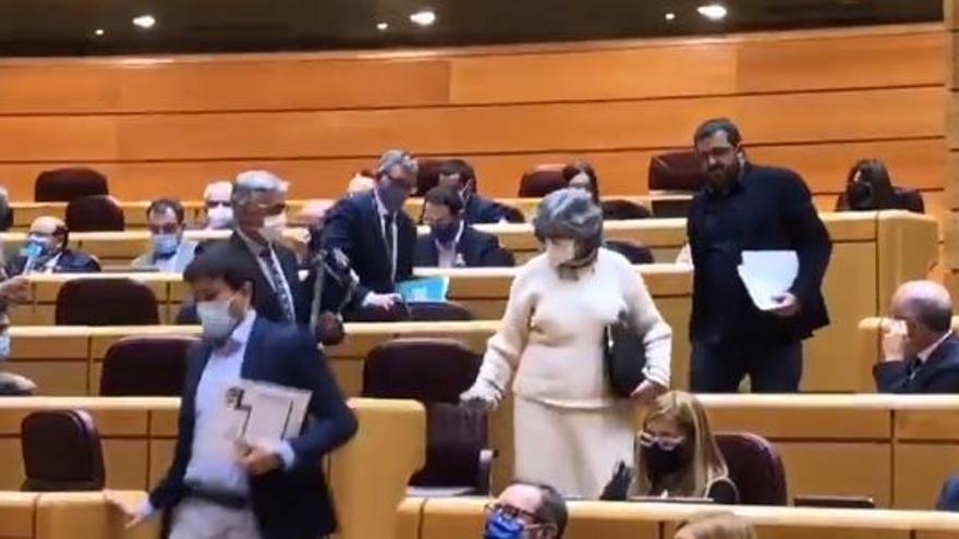 Vicenç Vidal abandonando su escaño en el Senado.