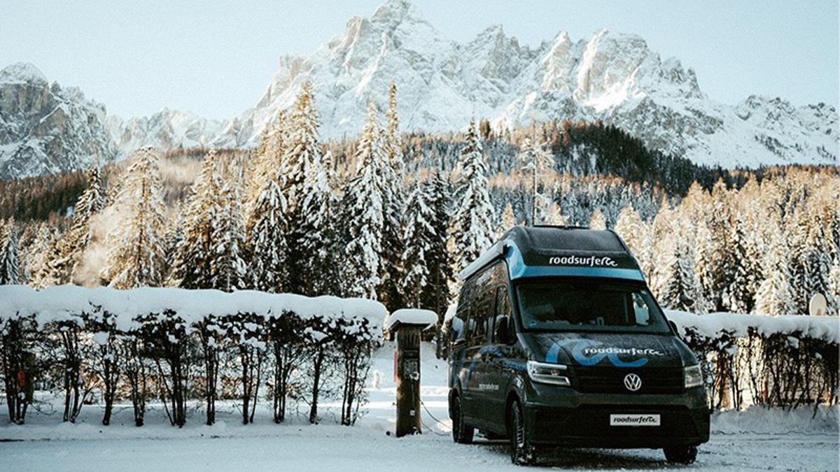 Camper de Roadsurfer cerca de una estación de esquí