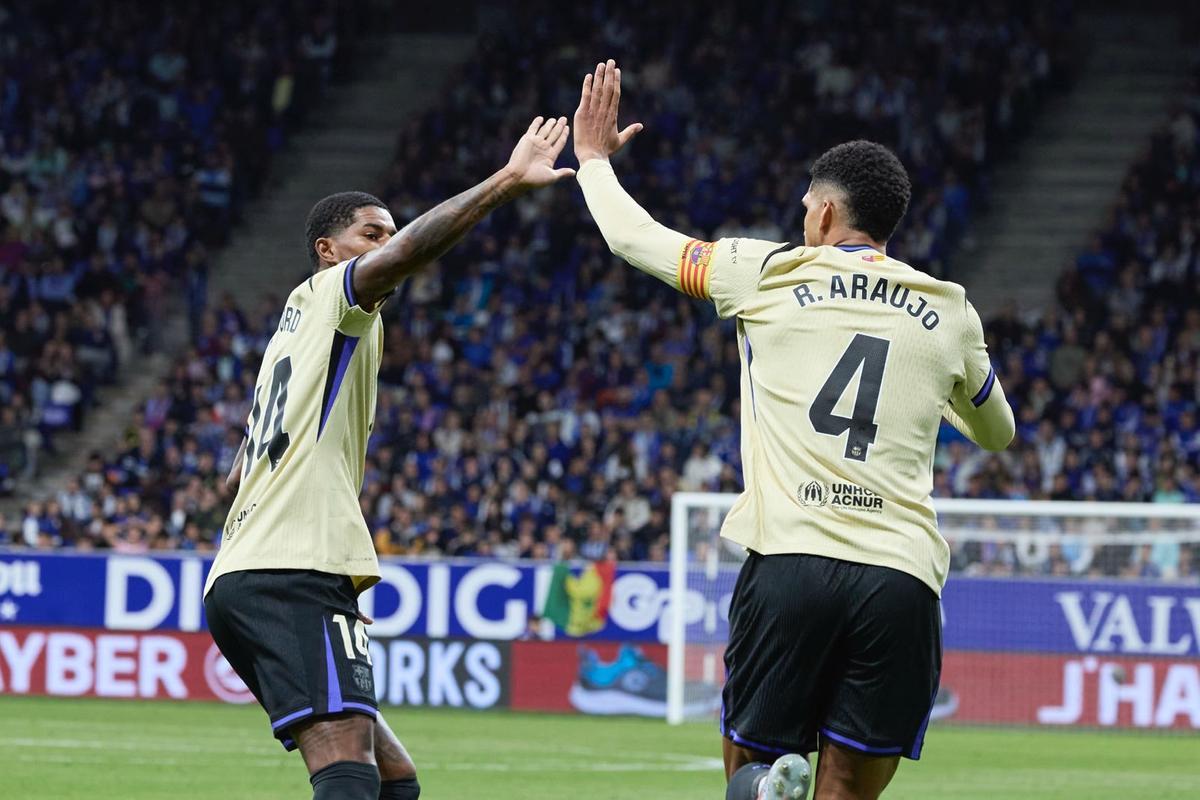 Araujo y Rashford celebran el segundo gol del Barça
