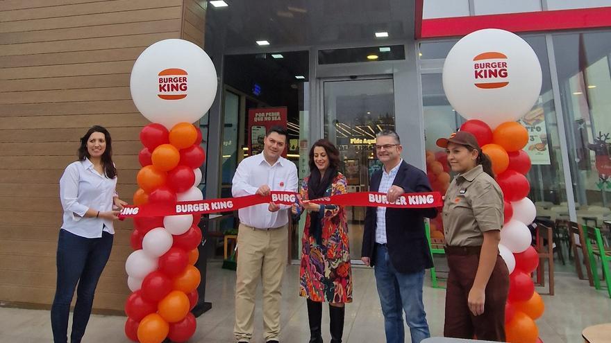 La alcaldesa Emma Buj inaugura el primer Burger King en Teruel