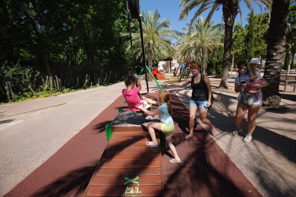 Las niñas y niños vuelven a los parques infantiles