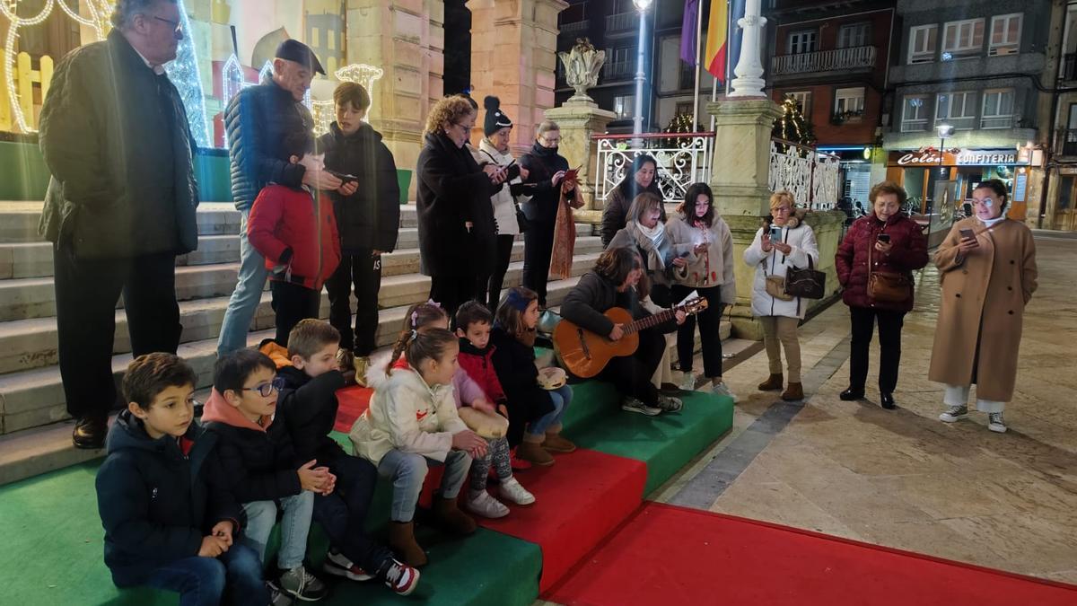 Los vecinos cantan en las escaleras del Ayuntamiento, su última parada.