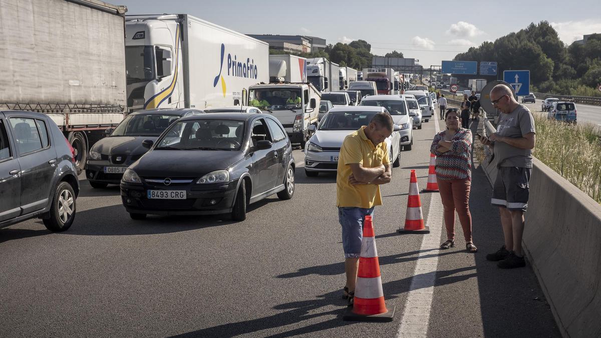 El incendio de un camión en la AP-7 colapsa la autopista