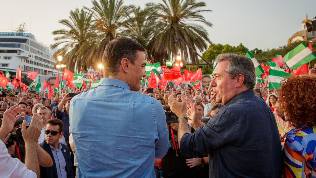 El presidente del Gobierno, Pedro Sánchez, y el líder del PSOE andaluz, Juan Espadas.