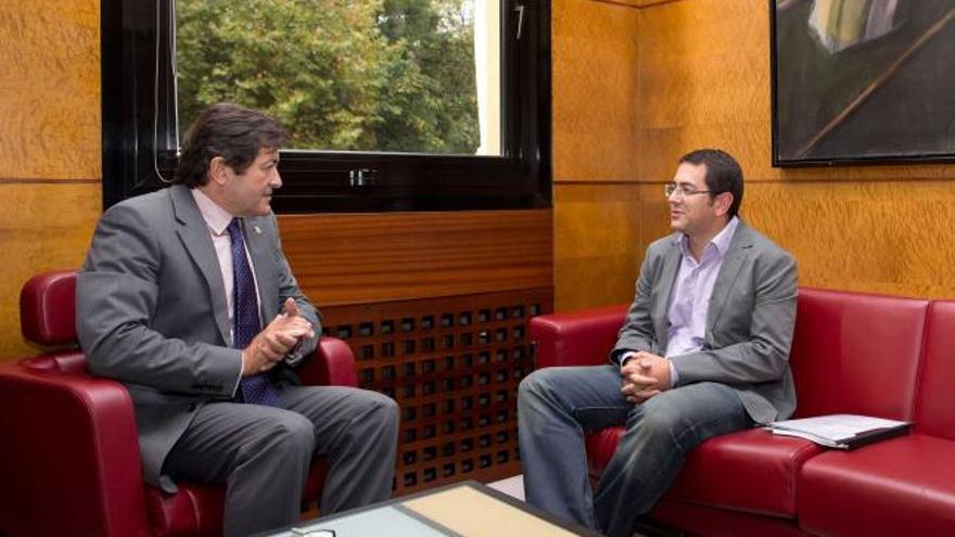 Arriba, un socavón de la carretera de Amieva. A la izquierda, el Alcalde -derecha- y Javier Fernández.