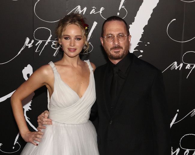 Jennifer Lawrence y Darren Aronofsky en la premiere de Mother
