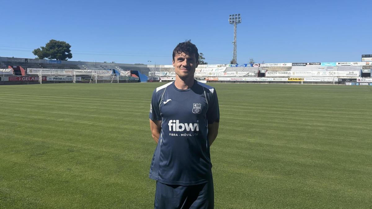 Francesc Fullana posa para este diario en el Nou Camp de sa Pobla.