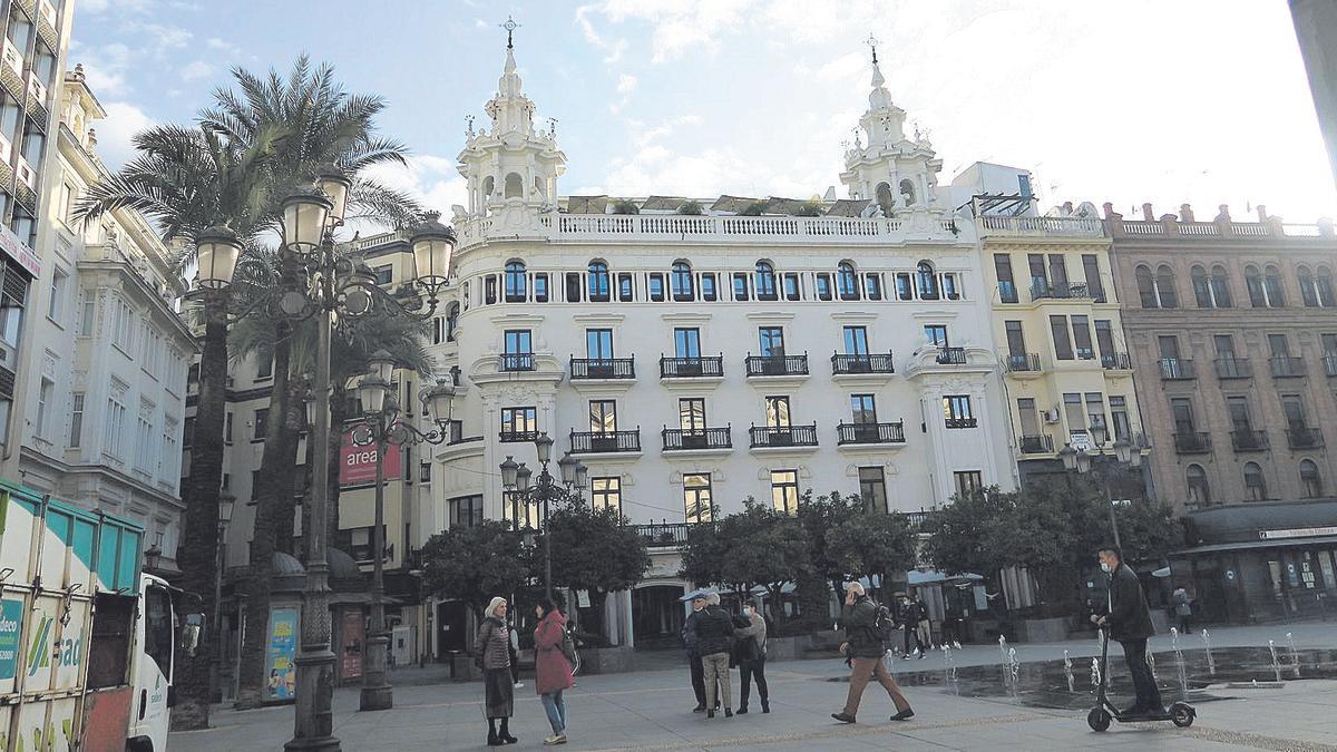 Fachada del hotel H10 Palacio Colomera, ubicado en la plaza de Las Tendillas, que será ampliado utilizando dos inmuebles de Duque de Hornachuelos.