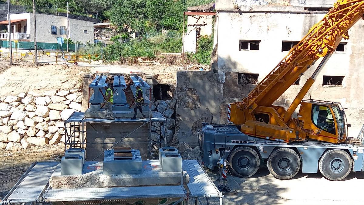 Trabajos de instalación de las vigas prefabricas sobre el cauce del río Buñol.