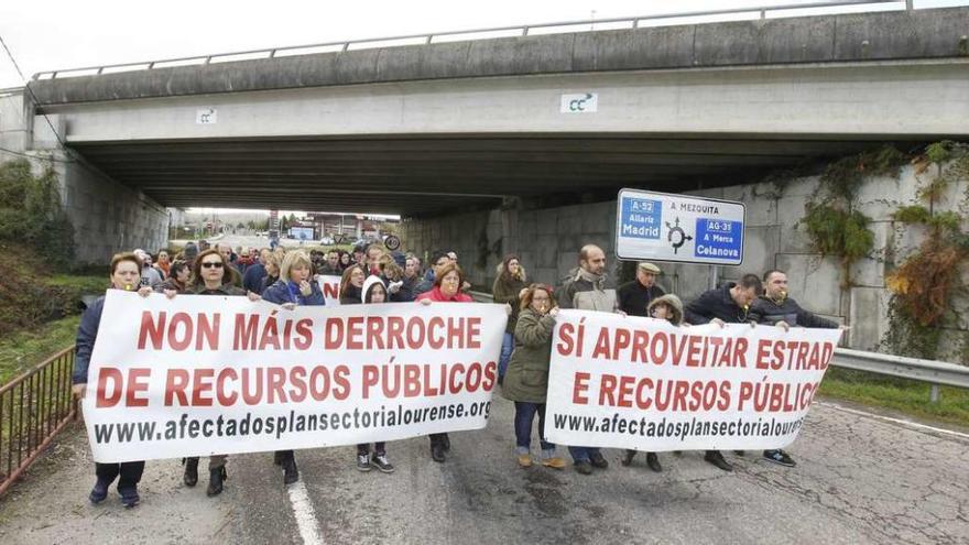 Manifestación realizada ayer por los afectados en la zona de enlace con la autovía Rías Baixas. // Jesús Regal