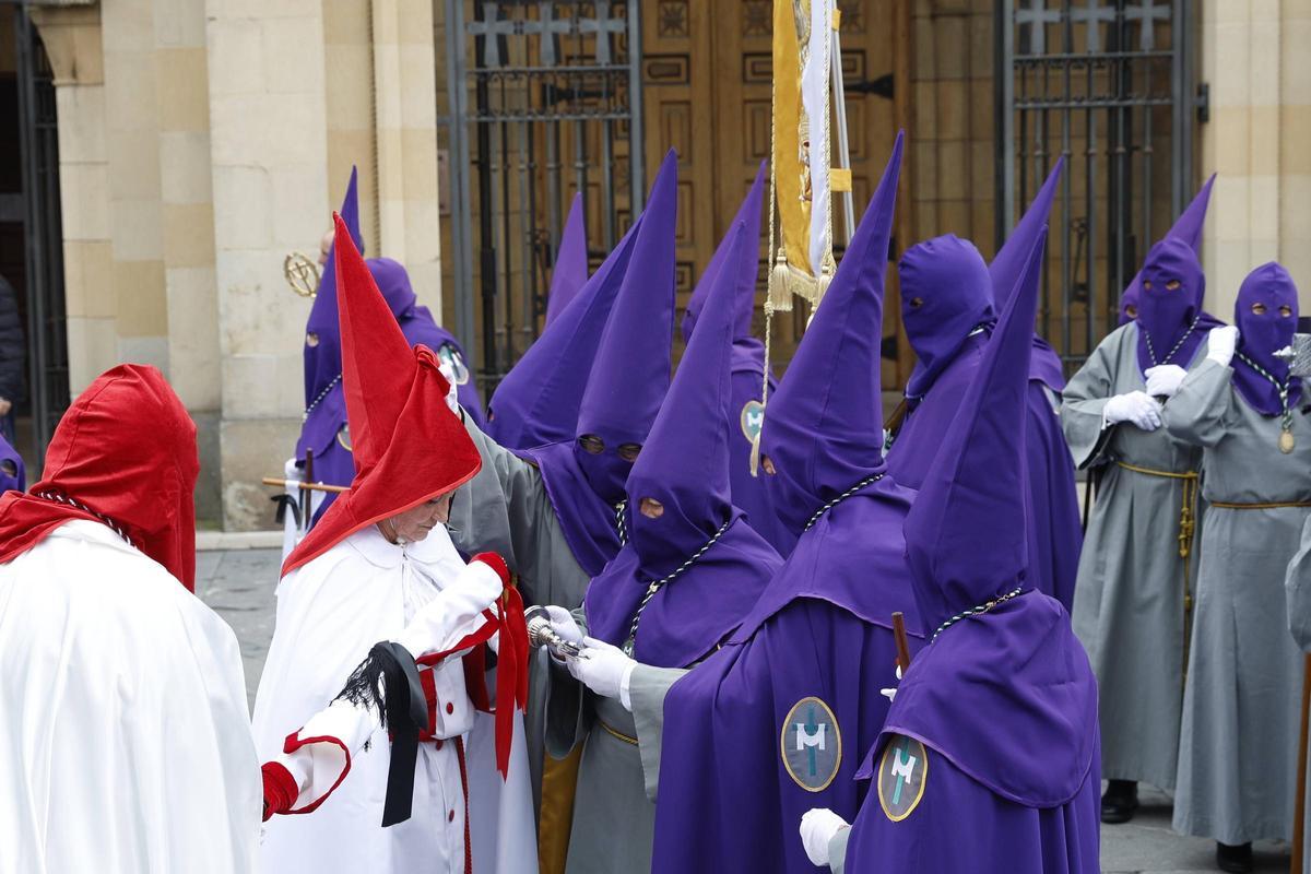 La procesión del Encuentro de Resurrección en Gijón, en imágenes