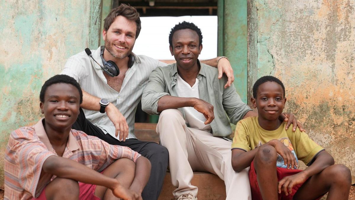 El director Dani Sancho, junto a Ousman Umar y los otros protagonistas del filme