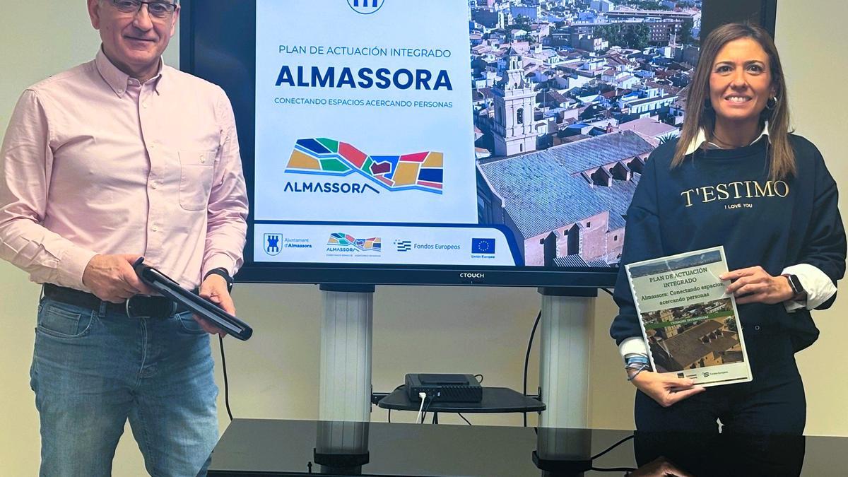 El edil de Fondos Europeos, José Claramonte, y la alcaldesa de Almassora, Maria Tormo, han dado a conocer los proyectos del Plan Actuación Integrado.