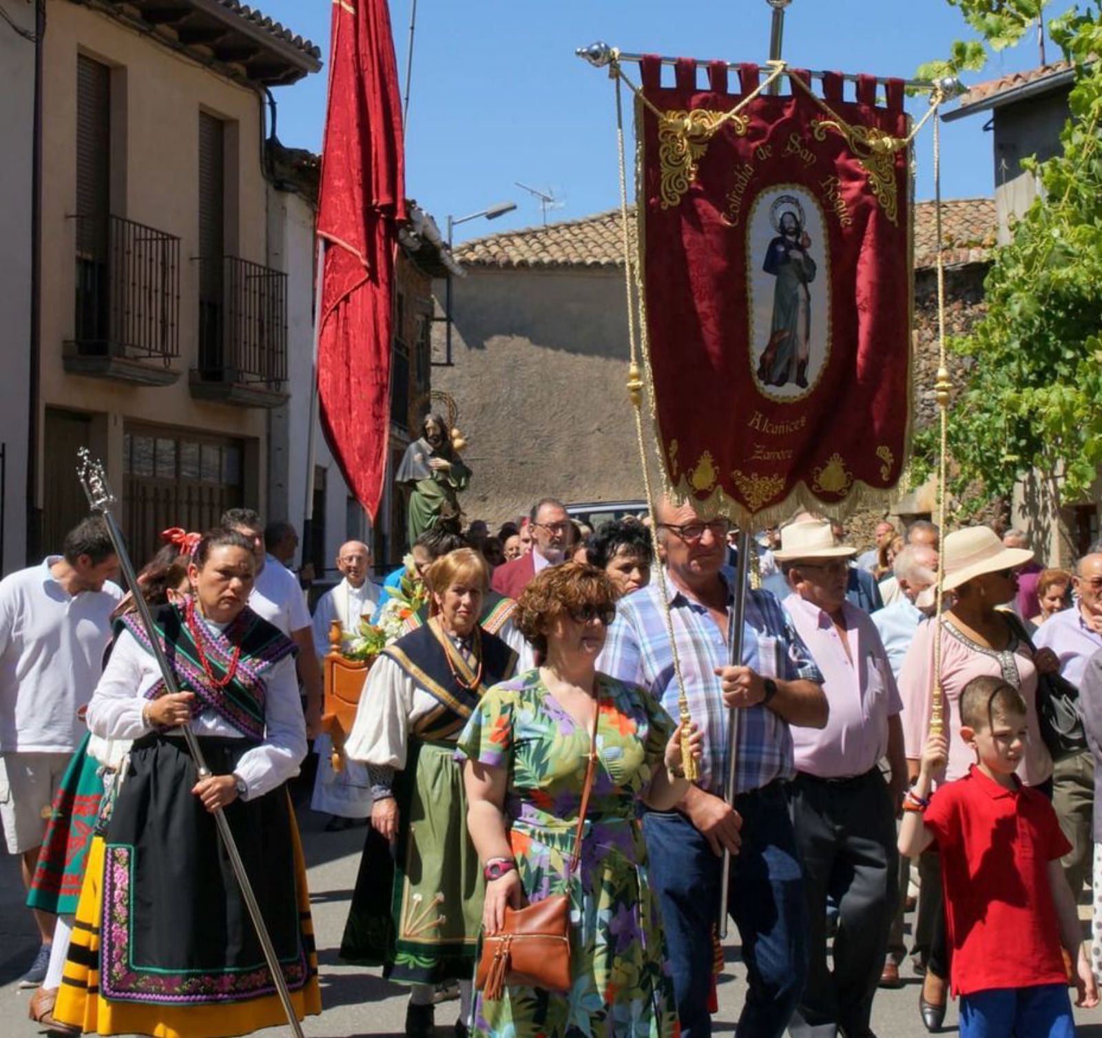 Procesión en honor a San Roque por las calles de Alcañices.