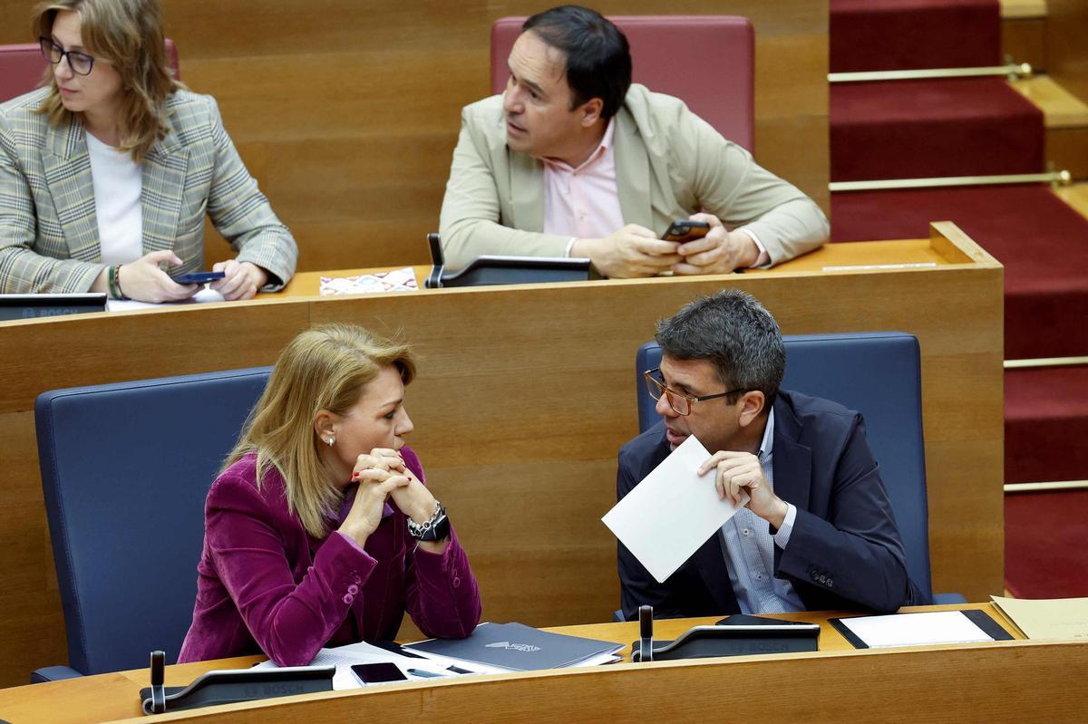Susana Camarero, escudera de Carlos Mazón, en las Corts.