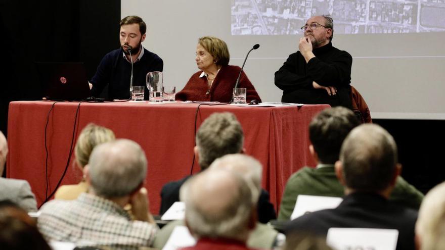 Por la izquierda, Rafael Suárez-Muñiz, Paz Fernández Felgueroso y Luis Miguel Piñera, ayer, en el Centro Municipal Integrado de El Coto, en un instante de la charla &quot;El Coto, un barrio en torno a un cuartel&quot;.