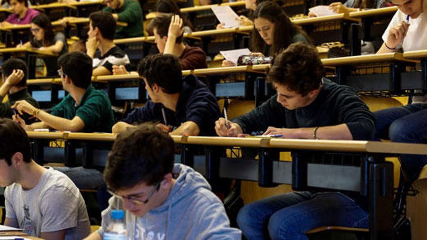 Estudiantes se examinan de la Selectividad