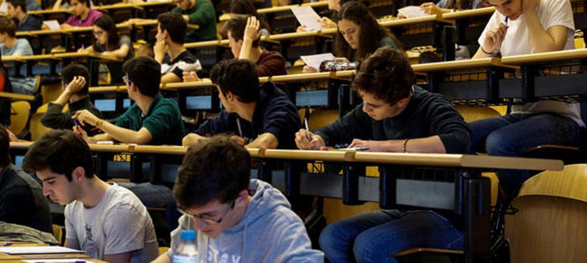Estudiantes se examinan de la Selectividad